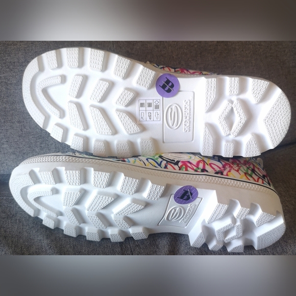 NWOT Skechers shoes with hearts - Picture 8 of 11